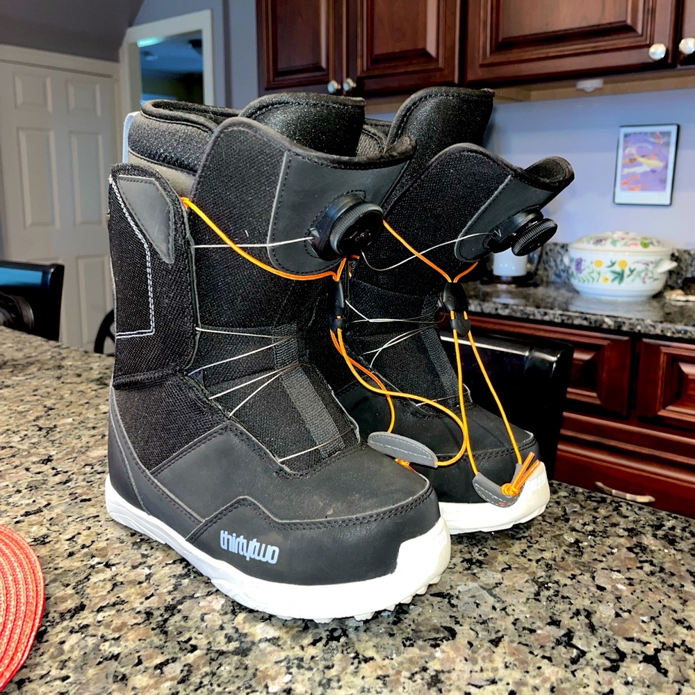 Thirty two size 6 snowboard boots. Worn once great condition. Shifty boa